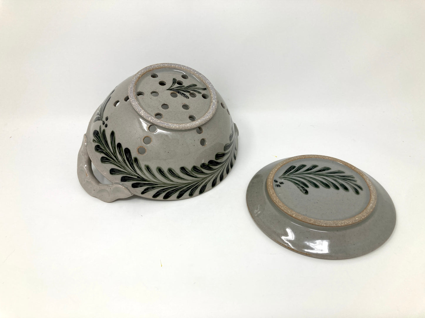 Berry Bowl with Pinched Handles, Brushwork Decoration