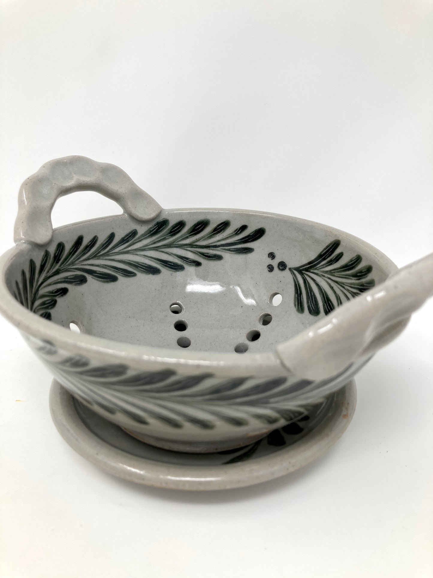 Berry Bowl with Pinched Handles, Brushwork Decoration