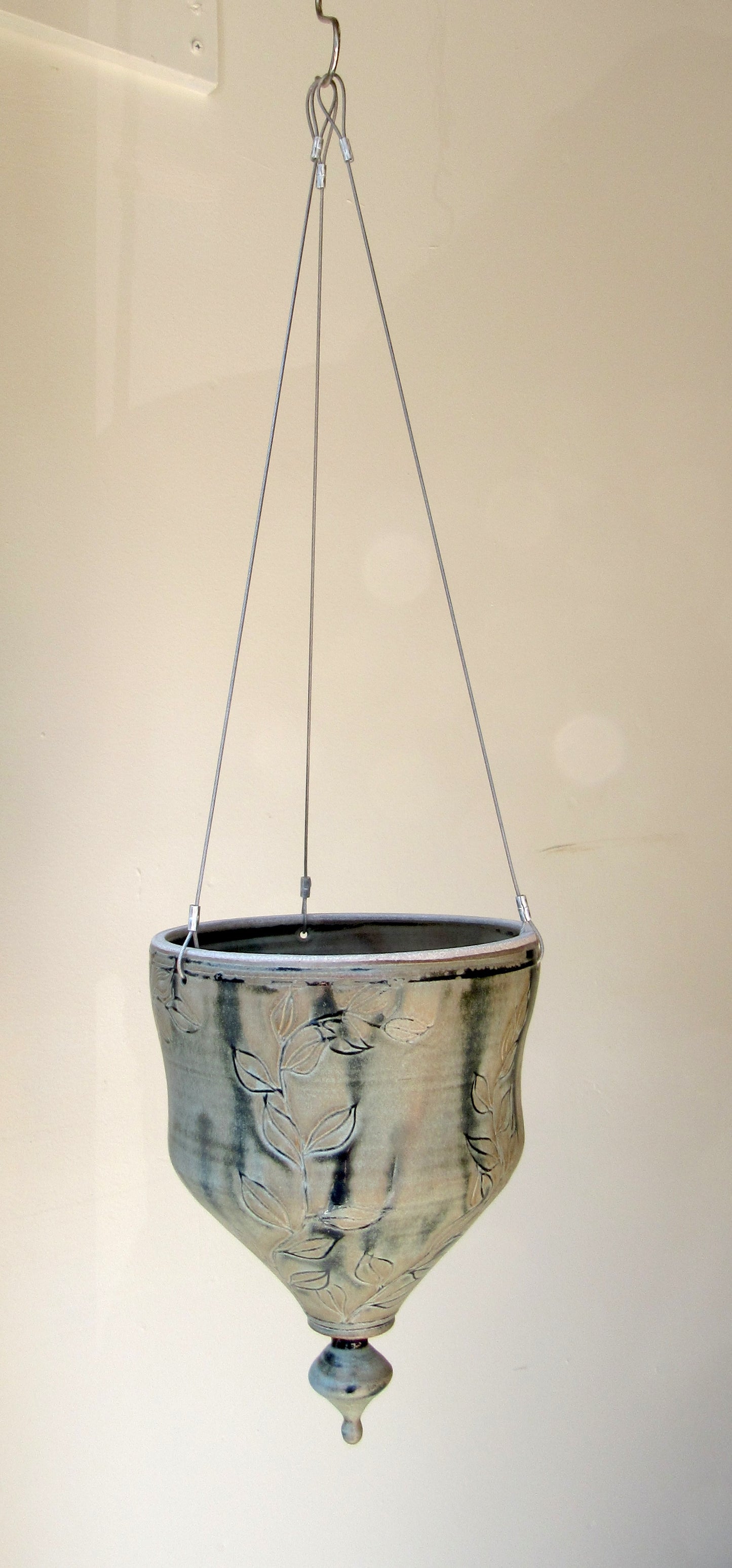 Leafy Vine Hanging Planter in Blue Ridge