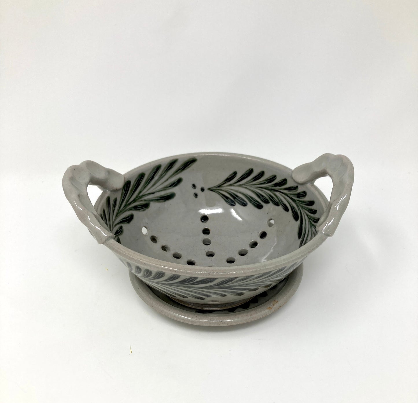 Berry Bowl with Pinched Handles, Brushwork Decoration